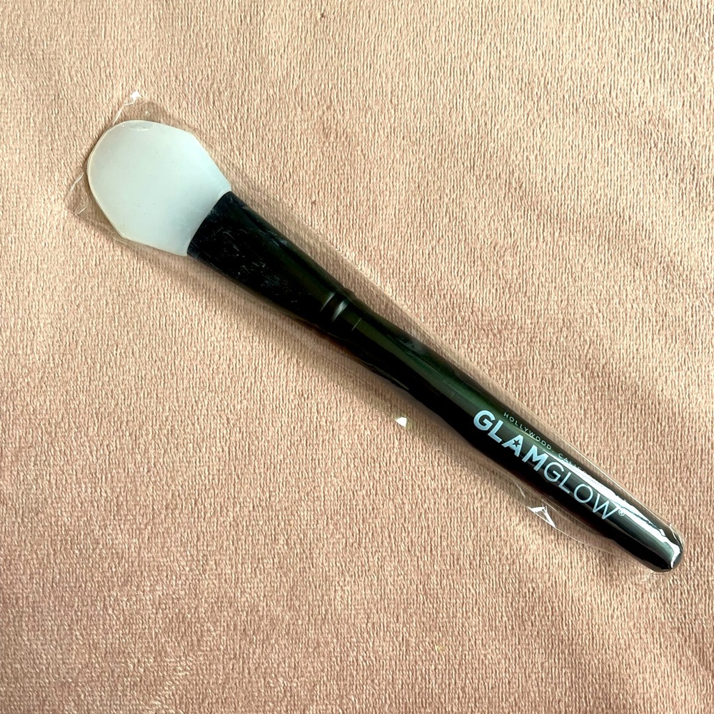GLAMGLOW Exclusive Bestseller Bundle ✨ - Picture 4 of 4